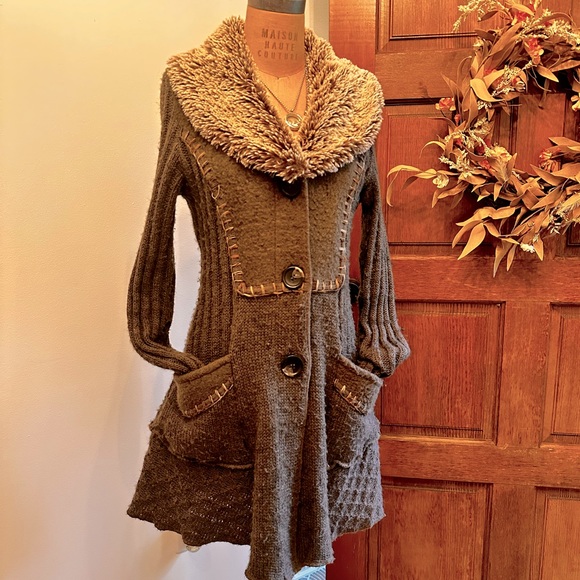 Sweater/coat - Picture 1 of 7